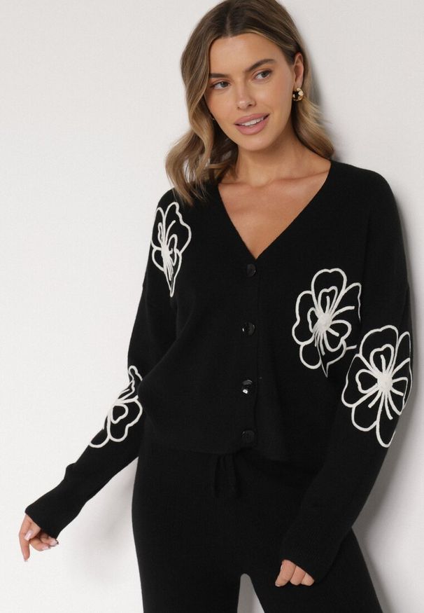 Born2be - Czarny Kardigan na Guziki w Haftowane Kwiaty Tustara. Okazja: na co dzień. Kolor: czarny. Materiał: jeans. Wzór: kwiaty, haft. Styl: casual