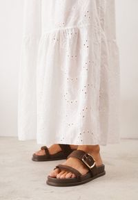 Renee - Brązowe Klapki z Imitacji Zamszu na Płaskiej Podeszwie z Dużą Sprzączką Zabrina. Okazja: na co dzień. Kolor: brązowy. Materiał: zamsz. Wzór: paski. Sezon: lato. Obcas: na płaskiej podeszwie. Styl: boho, casual #5