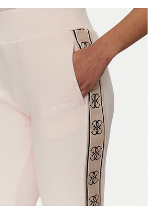 Guess Spodnie dresowe V2YB15 KB3P2 Różowy Regular Fit. Kolor: różowy. Materiał: bawełna, syntetyk