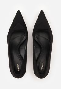 Renee - Czarne Czółenka VICES na Obcasie Kaczuszka z Aplikacją w Kształcie Trójkąta Ilereisis. Kolor: czarny. Materiał: koronka. Wzór: aplikacja. Obcas: na obcasie. Wysokość obcasa: średni #8