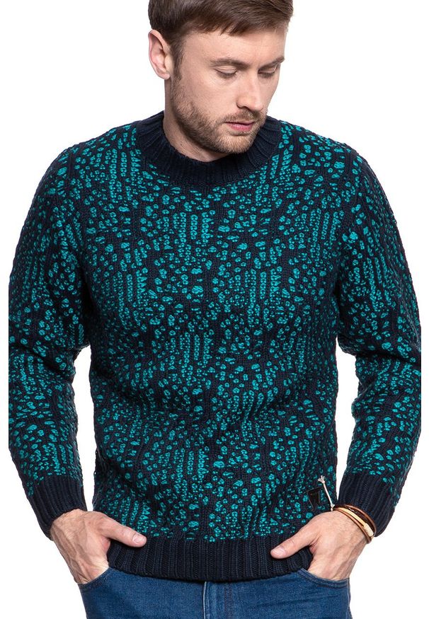 Wrangler - MĘSKI SWETER WRANGLER JACQUARD KNIT DARK NAVY W8641QHAE 112132343. Materiał: dzianina, skóra, żakard
