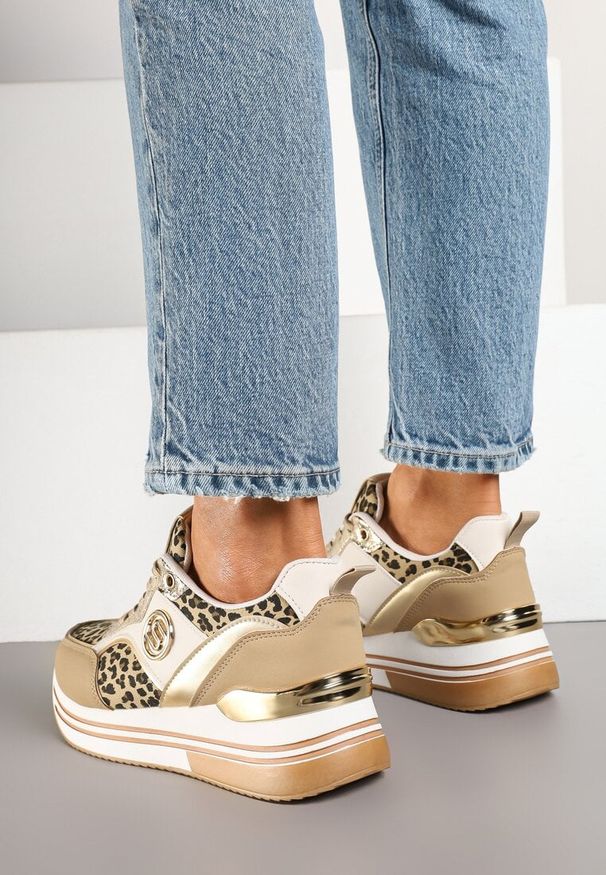 Renee - Ciemnobeżowe Sneakersy Ozdobione Wzorem w Panterkę z Metalicznymi Zdobieniami na Platformie Gonnella. Okazja: na co dzień. Kolor: beżowy. Materiał: jeans. Wzór: aplikacja, motyw zwierzęcy. Obcas: na platformie. Wysokość obcasa: średni