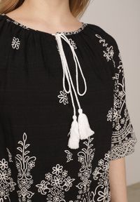 Born2be - Czarna Bluzka z Wiskozy z Kwiatowym Wzorem Wiązaniem i Frędzlami Hawnalue. Okazja: do pracy, na co dzień, na spacer. Kolor: czarny. Materiał: wiskoza. Wzór: kwiaty. Styl: boho, elegancki, casual #4