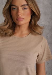 Renee - Beżowy T-shirt Basic z Okrągłym Dekoltem Dolea. Okazja: na co dzień. Kolor: beżowy. Materiał: jeans. Długość: krótkie. Wzór: gładki. Styl: casual #8