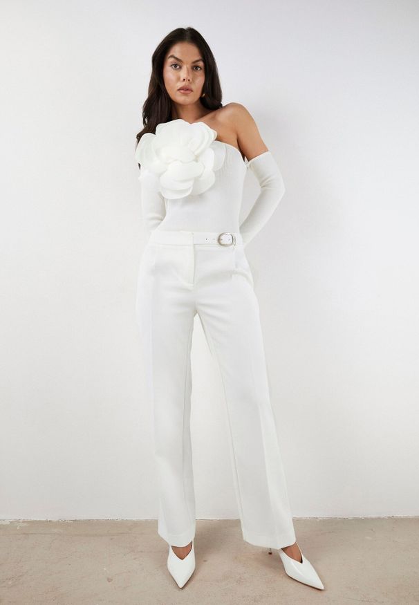 Born2be - Biała Asymetryczna Bluzka z Prążkowanej Wiskozy z Ozdobnym Kwiatem Badian. Kolor: biały. Materiał: prążkowany, wiskoza. Wzór: kwiaty