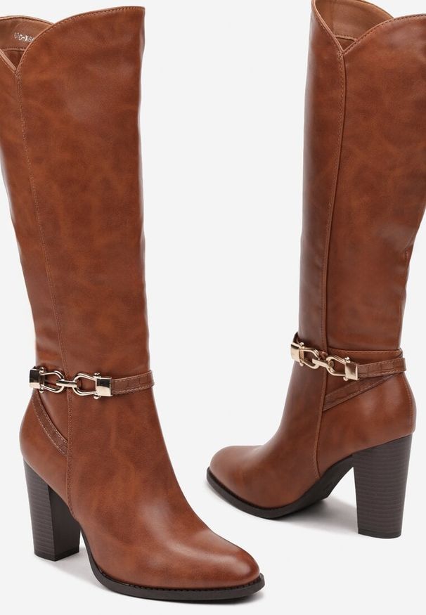 Born2be - Jasnobrązowe Kozaki na Słupku z Minimalistyczną Klamerką Vortifra. Okazja: na co dzień. Zapięcie: klamry. Kolor: brązowy. Materiał: jeans. Szerokość cholewki: normalna. Sezon: zima, jesień. Obcas: na słupku. Styl: elegancki, casual, klasyczny