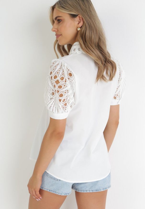 Born2be - Biała Koszula z Koronkowymi Rękawami i Kołnierzem Mavisa. Kolor: biały. Materiał: koronka. Długość rękawa: krótki rękaw. Długość: krótkie. Wzór: koronka. Sezon: wiosna, lato