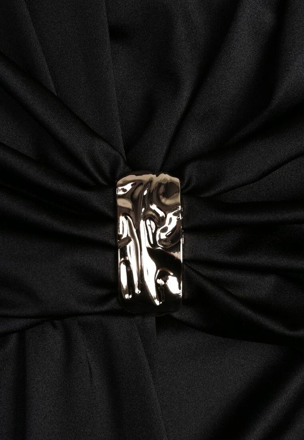 Renee - Czarna Koktajlowa Sukienka z Rozcięciem na Nogę Zdobiona Trenem Atirga. Okazja: na studniówkę, na imprezę. Typ kołnierza: dekolt w serek. Kolor: czarny. Wzór: aplikacja. Styl: wizytowy