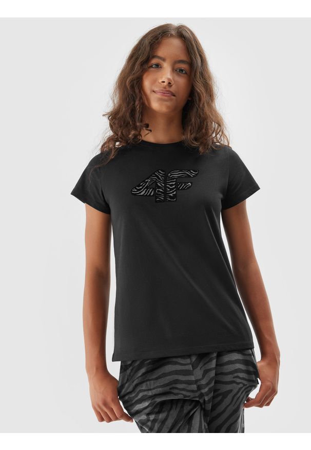 4f - T-shirt z nadrukiem dziewczęcy - czarny. Kolor: czarny. Materiał: bawełna. Długość rękawa: krótki rękaw. Długość: krótkie. Wzór: nadruk