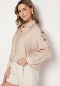 Born2be - Beżowa Koszula Ozdobiona Haftem Ulosandria. Okazja: na co dzień. Typ kołnierza: kołnierzyk klasyczny. Kolor: beżowy. Materiał: jeans. Długość rękawa: długi rękaw. Długość: długie. Wzór: aplikacja, haft. Styl: klasyczny, casual #5