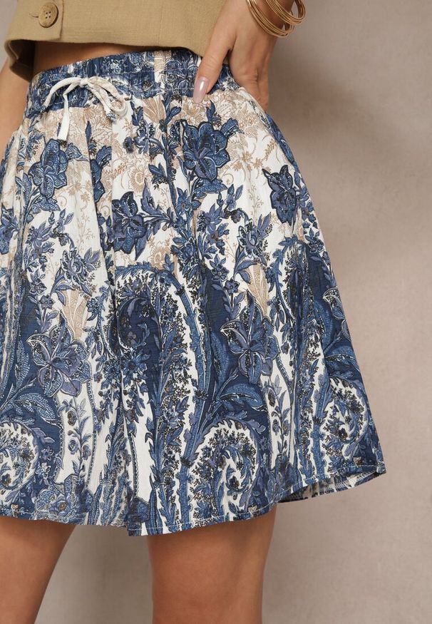 Renee - Niebieskie Szorty z Wiskozy High Waist z Roślinnym Wzorem Orrisell. Okazja: na imprezę. Stan: podwyższony. Kolor: niebieski. Materiał: wiskoza. Sezon: lato. Styl: elegancki