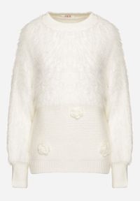 Born2be - Biały Sweter z Puszystymi Piórkami i Kwiatkami Arrgelia. Okazja: na randkę. Kolekcja: plus size. Kolor: biały. Materiał: wełna, jeans. Długość rękawa: długi rękaw. Długość: długie. Wzór: kwiaty