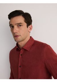 Reserved - Lniana koszula regular fit - bordowy. Kolor: czerwony. Materiał: len #1