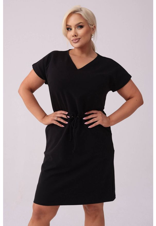 Moda Size Plus Iwanek - Dresowa czarna sukienka Bianca PLUS SIZE XXL WIOSNA. Typ kołnierza: dekolt w kształcie V. Kolekcja: plus size. Kolor: czarny. Typ sukienki: dla puszystych. Materiał: dresówka. Długość rękawa: krótki rękaw. Sezon: wiosna. Styl: klasyczny, elegancki. Długość: midi