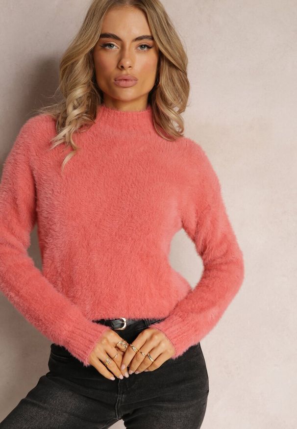 Renee - Różowy Dzianinowy Sweter z Dłuższym Włosiem i Półgolfem Christiam. Kolor: różowy. Materiał: dzianina. Długość rękawa: długi rękaw. Długość: długie. Wzór: aplikacja. Styl: elegancki