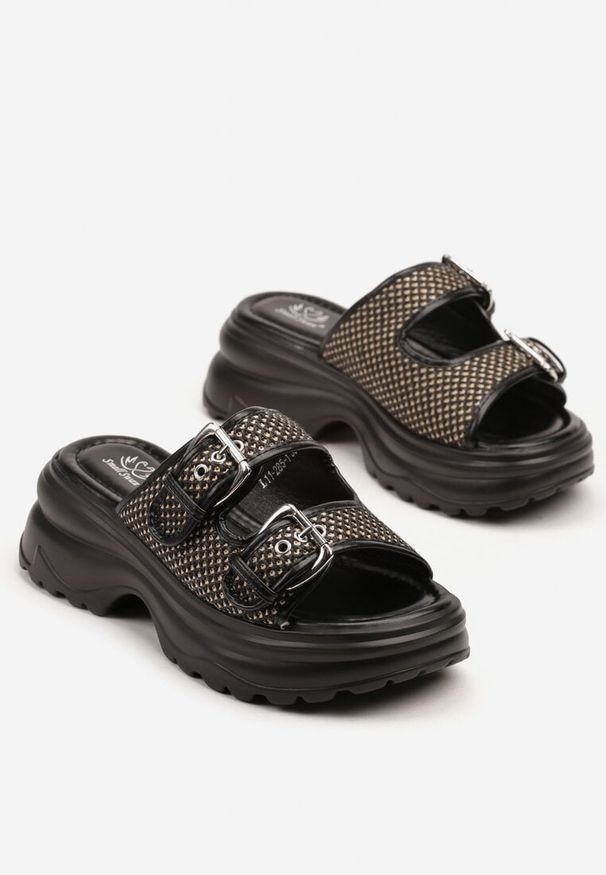 Renee - Czarne Klapki z Siateczki na Grubej Podeszwie Zdobione Klamrami Setanil. Okazja: na co dzień. Kolor: czarny. Materiał: jeans. Wzór: aplikacja. Styl: elegancki, casual