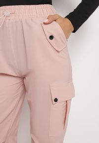 Born2be - Różowe Spodnie w Typie Cargo z Wysokim Stanem i Kieszeniami Lerienna. Okazja: na co dzień. Stan: podwyższony. Kolor: różowy. Styl: casual #3