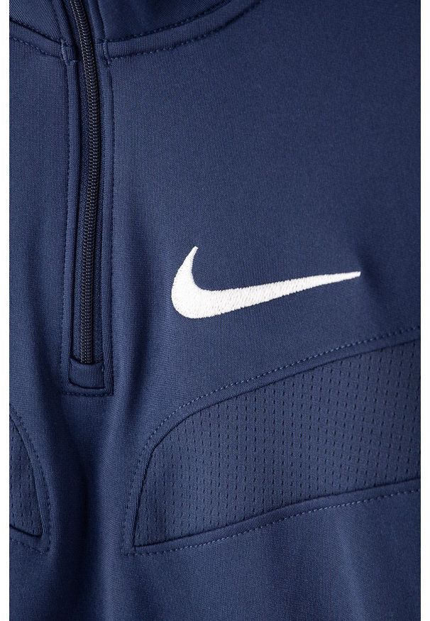 Nike Kids Longsleeve dziecięcy kolor granatowy gładki. Okazja: na co dzień. Kolor: niebieski. Materiał: dzianina. Długość rękawa: długi rękaw. Wzór: gładki. Styl: casual