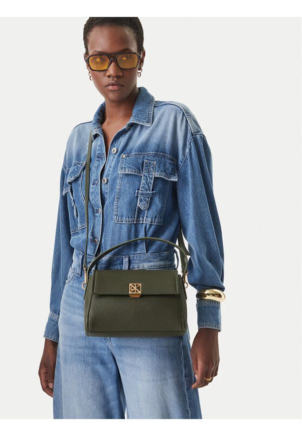 Calvin Klein Torebka Emblem Hw Pebble Shoulder Bag 25 LV04F3425G Zielony. Kolor: zielony. Materiał: skórzane