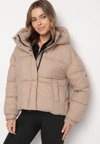 Born2be - Beżowa Pikowana Kurtka Puffer z Kapturem i Kieszonką przy Rękawie Galieana. Okazja: na spacer. Typ kołnierza: kaptur. Kolor: brązowy. Materiał: jeans, dzianina. Styl: sportowy, elegancki
