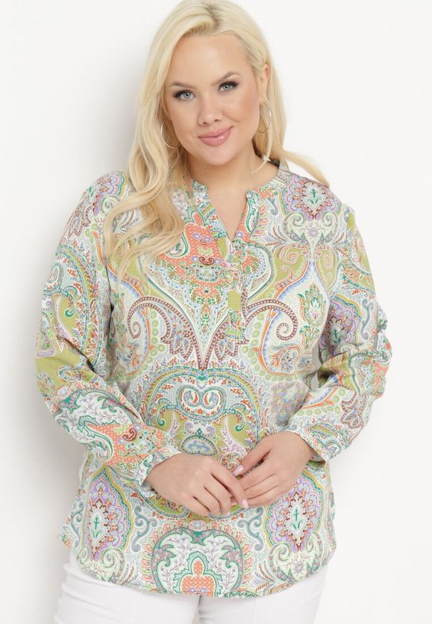 Born2be - Zielono-Beżowa Bluzka Koszula z Guzikami Przy Dekolcie w Ornamentalny Print Indafare. Okazja: na spotkanie biznesowe, na co dzień, do pracy. Kolor: zielony. Materiał: jeans. Wzór: nadruk. Styl: elegancki, biznesowy, casual
