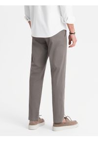 Ombre Clothing - Spodnie męskie chino REGULAR FIT z delikatną strukturą – szare V1 - Rozmiar: M. Okazja: na co dzień. Kolor: szary. Materiał: tkanina, elastan, bawełna. Styl: klasyczny, casual #8