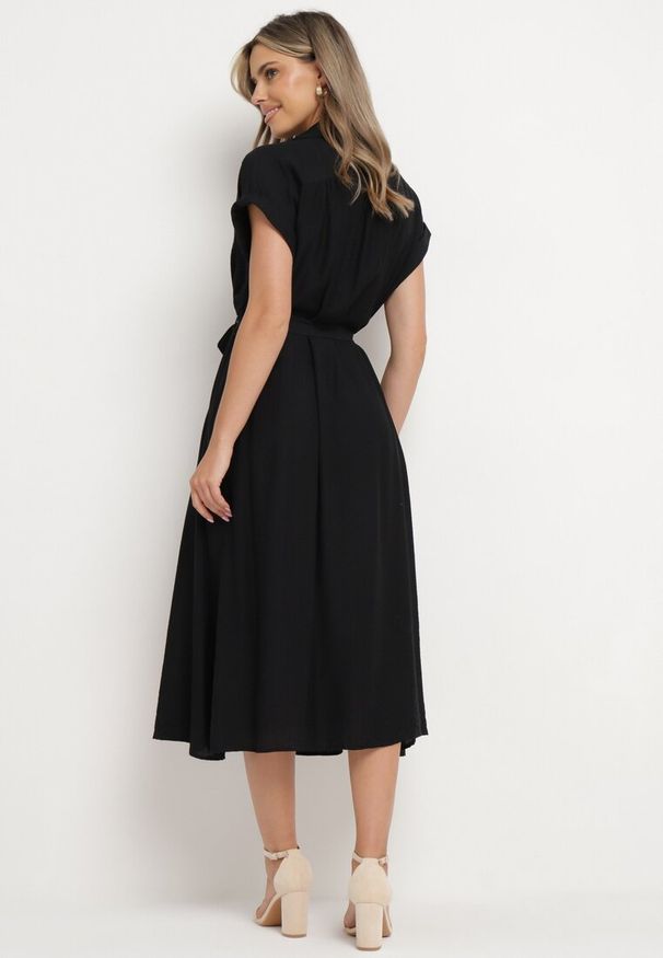 Born2be - Czarna Koszulowa Sukienka na Guziki z Materiałowym Paskiem w Talii Qisofia. Okazja: na imprezę, na co dzień. Typ kołnierza: dekolt w kształcie V. Kolor: czarny. Materiał: materiał. Typ sukienki: koszulowe. Styl: klasyczny, casual, elegancki