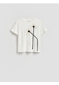 Reserved - T-shirt z aplikacją - biały. Kolor: biały. Materiał: dzianina, bawełna. Wzór: aplikacja. Styl: klasyczny #1