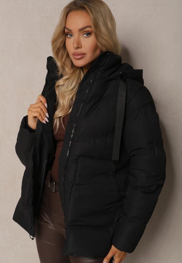 Renee - Czarna Pudełkowa Kurtka z Pikowanymi Przeszyciami Kapturem i Kieszeniami Vialaure. Okazja: na co dzień. Kolor: czarny. Materiał: jeans. Styl: elegancki, casual