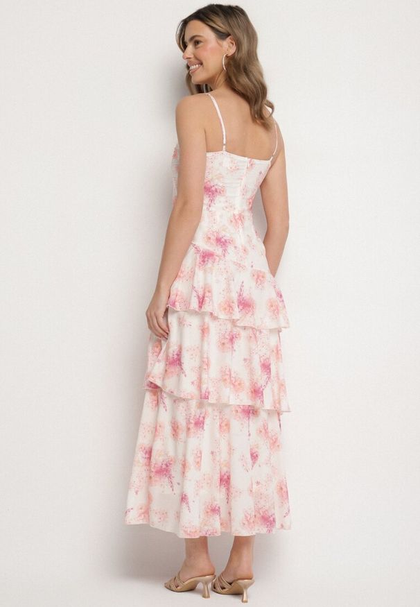 Born2be - Różowa Sukienka na Ramiączkach w Kwiaty Zdobiona Marszczeniem i Falbanami Revalea. Okazja: na co dzień, na imprezę. Typ kołnierza: dekolt kwadratowy. Kolor: różowy. Długość rękawa: na ramiączkach. Wzór: aplikacja, kwiaty. Styl: casual, elegancki