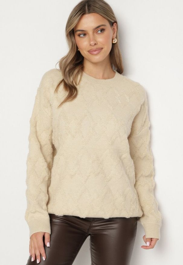 Born2be - Beżowy Sweter o Luźnym Kroju i Wzorzystym Splocie ze Ściągaczami Elondrae. Okazja: na co dzień. Kolor: beżowy. Materiał: bawełna, jeans. Długość rękawa: długi rękaw. Długość: długie. Wzór: ze splotem. Styl: elegancki, casual