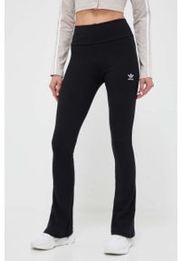adidas Originals spodnie damskie kolor czarny dzwony high waist. Stan: podwyższony. Kolor: czarny. Materiał: materiał #4