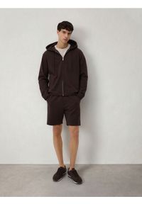 Reserved - Strukturalne szorty regular fit - brązowy. Kolor: brązowy. Materiał: dzianina, bawełna #1