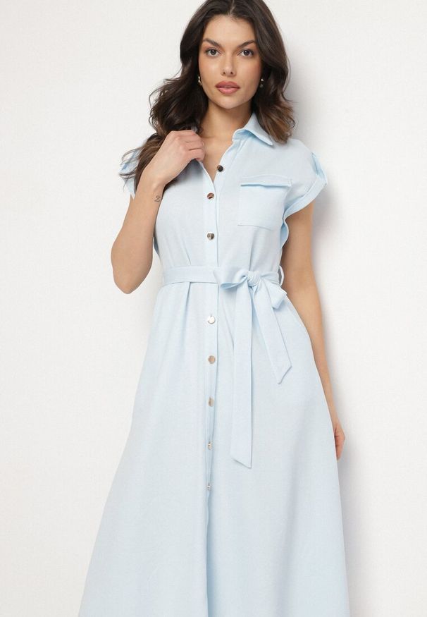 Born2be - Jasnoniebieska Sukienka Koszulowa Phinitrite. Okazja: na co dzień. Kolor: niebieski. Wzór: aplikacja. Typ sukienki: koszulowe. Materiał: materiał. Długość rękawa: krótki rękaw. Sezon: lato. Styl: casual. Długość: midi