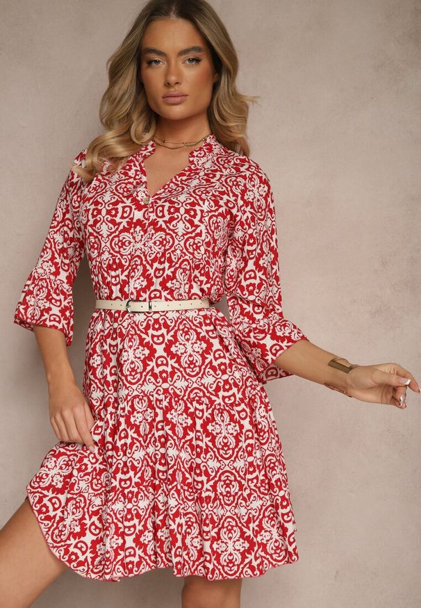 Renee - Czerwona Rozkloszowna Sukienka z Bawełny w Ornamentalny Wzór z Falbaną Lanariella. Typ kołnierza: kołnierz z falbankami. Kolor: czerwony. Materiał: bawełna. Typ sukienki: rozkloszowane