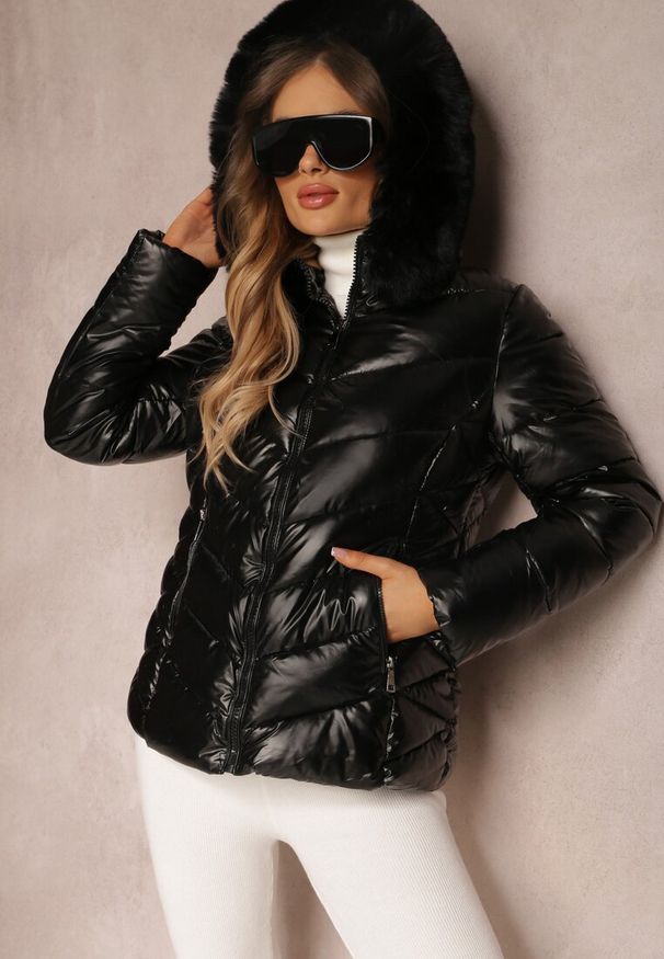 Renee - Czarna Kurtka Pikowana z Odpinanym Futerkiem Chesten. Kolor: czarny. Materiał: futro. Sezon: zima, jesień. Styl: elegancki