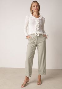 Born2be - Biała Prążkowana Bluzka z Wiskozą Ozdobiona Falbanami Pronasia. Okazja: na co dzień. Kolor: biały. Materiał: prążkowany, wiskoza. Wzór: aplikacja. Styl: casual, elegancki, klasyczny #7