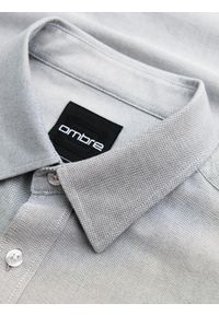 Ombre Clothing - Elegancka koszula męska oxford z haftem – jasnoszara V2 - Rozmiar: L. Okazja: na spotkanie biznesowe, do pracy. Typ kołnierza: kołnierzyk klasyczny. Kolor: szary. Materiał: tkanina, bawełna. Wzór: haft. Styl: elegancki #4
