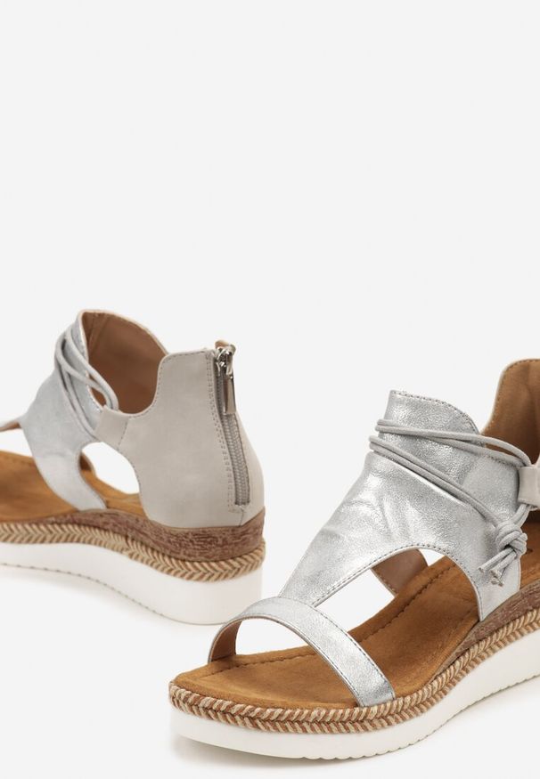 Born2be - Szare Sandały na Koturnie Zapinane na Suwak z Ozdobnym Sznurkiem Tinaroses. Okazja: na co dzień. Kolor: szary. Sezon: lato. Obcas: na koturnie. Styl: elegancki, casual, klasyczny