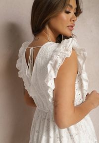 Renee - Biała Haftowana Sukienka z Bawełny z Rozkloszowanym Dołem z Koronką i Falbankami Xirina. Typ kołnierza: kołnierz z falbankami. Kolor: biały. Materiał: bawełna, koronka. Wzór: koronka, haft. Sezon: wiosna, lato. Długość: maxi #5