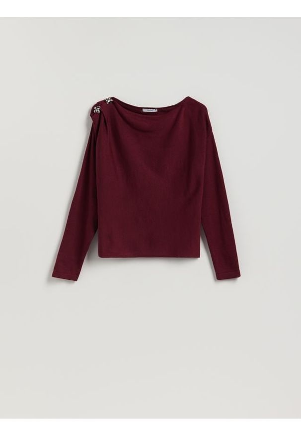 Reserved - Sweter z błyszczącą aplikacją - bordowy. Kolor: czerwony. Materiał: dzianina, wełna. Wzór: aplikacja