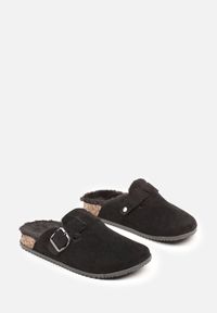 Renee - Czarne Kapcie Typu Chodaki na Podeszwie z Korka Ozdobione Klamrą Alanelle. Okazja: na co dzień. Zapięcie: klamry. Kolor: czarny. Materiał: jeans. Wzór: aplikacja. Styl: casual #3