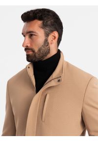 Ombre Clothing - Strukturalny dopasowany płaszcz męski z wysokim kołnierzem – jasnobrązowy V4 - Rozmiar: XL. Okazja: na co dzień. Kolor: brązowy. Materiał: syntetyk, tkanina, poliester, materiał. Długość: długie. Wzór: aplikacja, jednolity. Styl: casual, elegancki