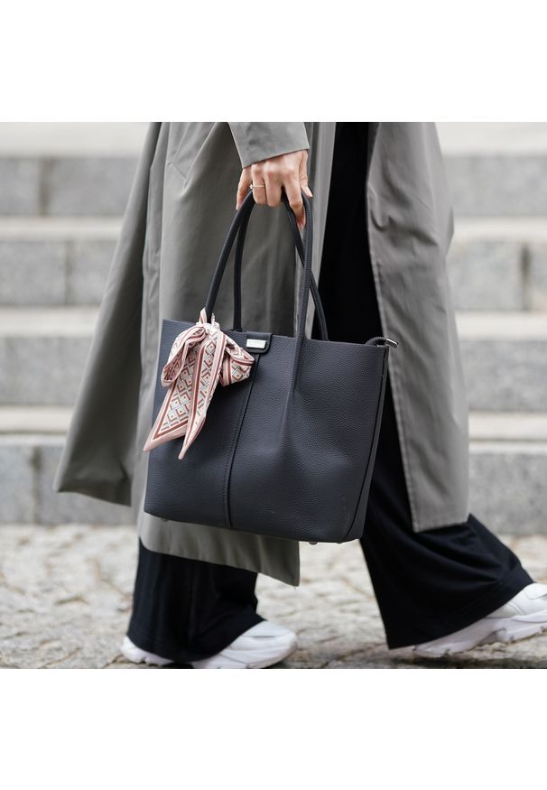 Shopperka z ozdobną wstążką Solier FL35 czarna. Kolor: czarny. Sezon: lato. Materiał: skórzane. Styl: klasyczny, elegancki, casual. Rodzaj torebki: na ramię
