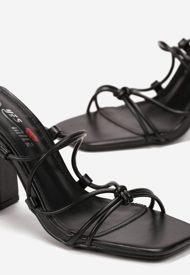 Born2be - Czarne Sandały na Słupku z Wiązaniem wokół Łydki Claville. Okazja: na co dzień. Kolor: czarny. Sezon: lato. Obcas: na słupku. Styl: casual, elegancki