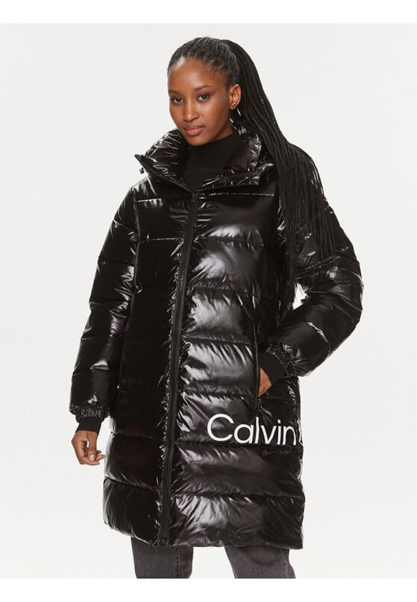 Calvin Klein Jeans Kurtka puchowa J20J221902 Czarny Regular Fit. Kolor: czarny. Materiał: puch, syntetyk