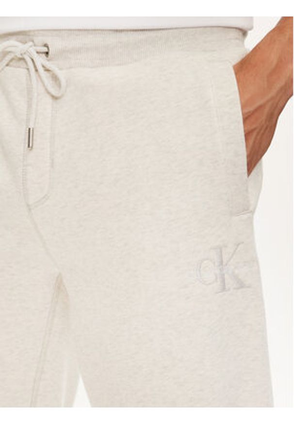 Calvin Klein Jeans Spodnie dresowe Monologo J30J325658 Szary Regular Fit. Kolor: szary. Materiał: bawełna, syntetyk