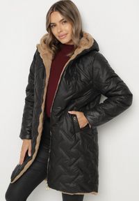 Born2be - Czarna Długa Kurtka Dwustronna z Pikowanymi Przeszyciami i Kapturem Olidia. Okazja: na spacer, na co dzień. Kolor: czarny. Materiał: dzianina, jeans, futro, poliester. Długość: długie. Styl: casual, elegancki #2