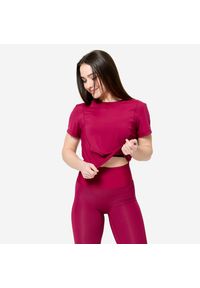DOMYOS - Koszulka fitness damska Domyos krótki rękaw. Kolor: fioletowy. Materiał: elastan, poliamid, materiał. Długość rękawa: krótki rękaw. Długość: krótkie. Sport: fitness #1