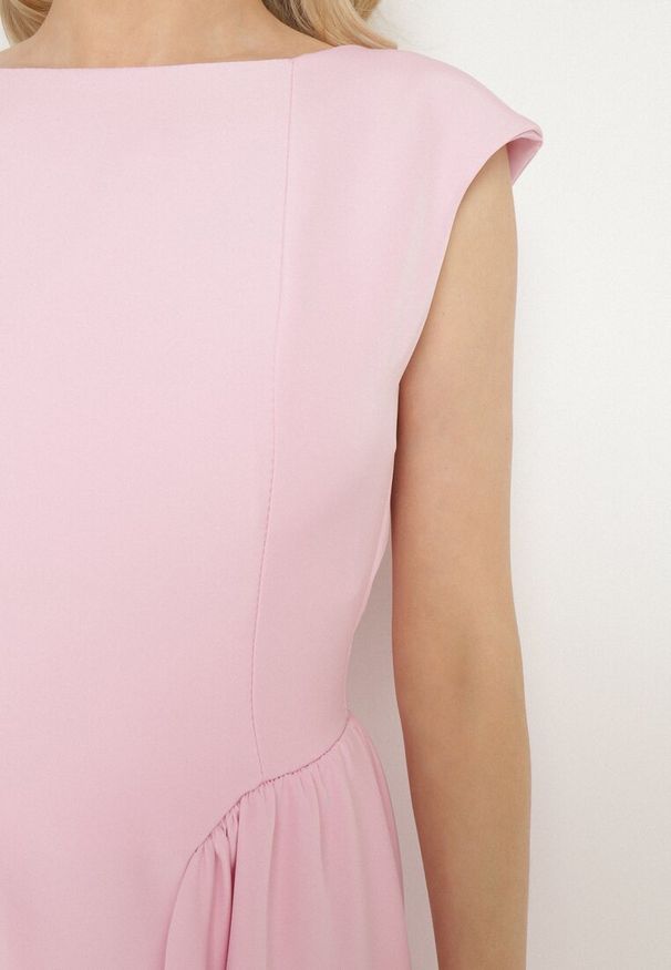 Born2be - Różowa Sukienka o Rozkloszowanym Kroju z Wiązaniem i Dekoltem w Łódkę Aladriela. Okazja: na co dzień. Typ kołnierza: dekolt w łódkę. Kolor: różowy. Długość rękawa: krótki rękaw. Sezon: wiosna, lato. Styl: casual, klasyczny